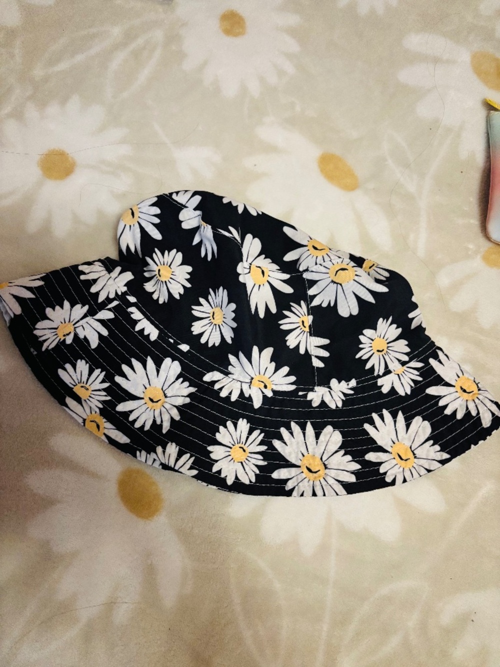 Bucket hat daisies